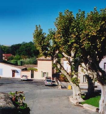 Maison de vacances �/en/au Robion (Vaucluse)ou appartement ou maison de vacances