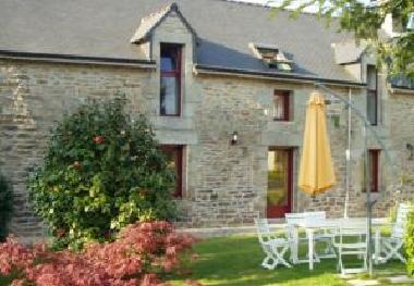 Les 2 chambres sont en rez de jardin et ouvrent sur la terrasse