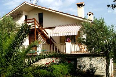 Fa�ade villa avec entr�e de l'appartement ind�pendante