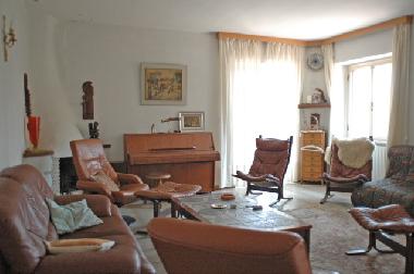 Salon avec porte fen�tre sur la terrasse, vue sur mer
