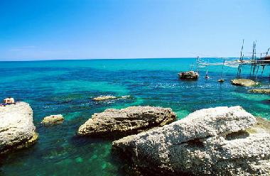 plage turquoise, � droite un TRABOCCO