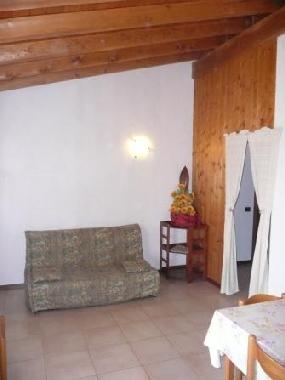 s�jour/cuisine, avec un lit de sofa et une cuisine enti�rement �