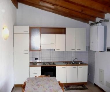 s�jour/cuisine, avec un lit de sofa et une cuisine enti�rement �