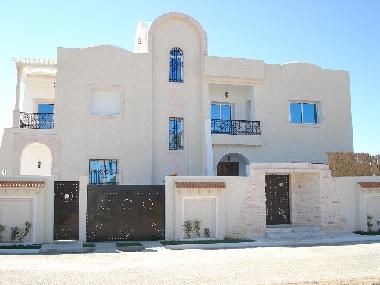 Fa�ade de la villa (entr�e � l'appartement � gauche)
