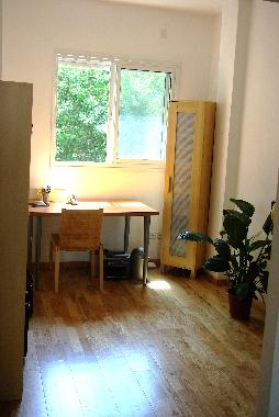 Bureau ( internet rapide); ouvert sur salon