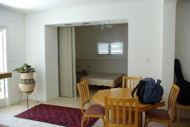 Au fond, chambre, lit double, semi ouverte sur salon.