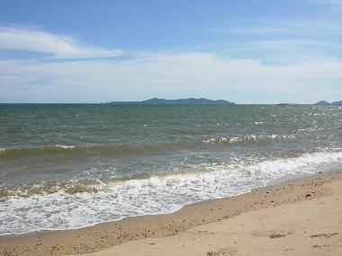Longtemps belles plages de sable. Veiw sur l'�le Koh Samet � pro