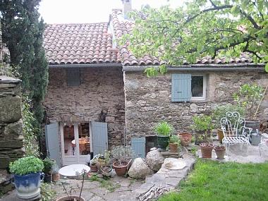 Vue du jardin privatif vers la maison
