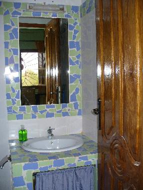 salle de bains avec douche, eau chaude, serviettes