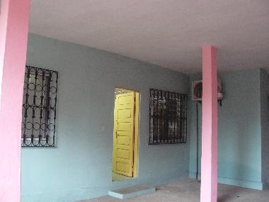 Entr�e de la maison � partir du garage
