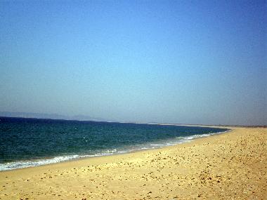 La plage de Carvalhal et la vall�e d’Arr�bida au derri�re