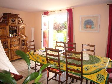 Salle de s�jour, les deux portes fen�tre donnent sur la terrasse