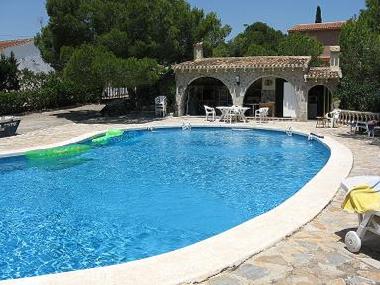Piscine avec barbecue douche,WC, cuisinette,