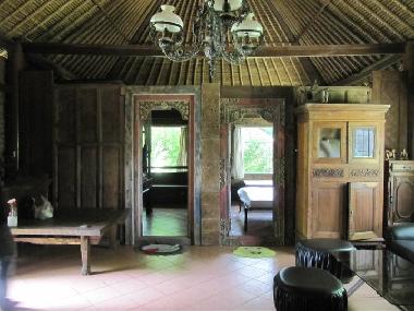 LEAVING ROOM DONNANT SUR LES 2 CHAMBRES A COUCHER