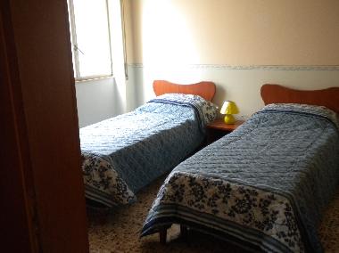 chambre avec deux lits simples