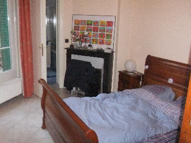 Grande chambre avec lit double au calme