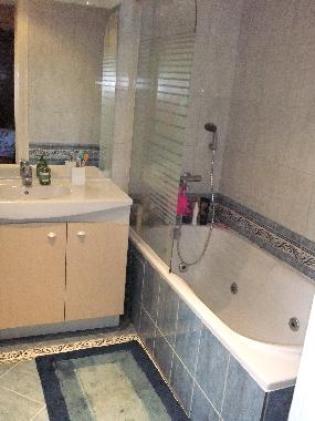 Salle de bain avec baignoire baln�o
