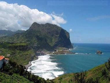 La mer du Porto da Cruz est bonne pour surfer