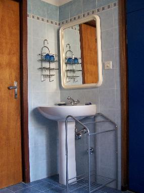 Salle de Bain avec Toilettes
