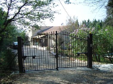 Maison de vacances �/en/au Uzes (la Capelle-Masmolene) (Gard)ou appartement ou maison de vacances