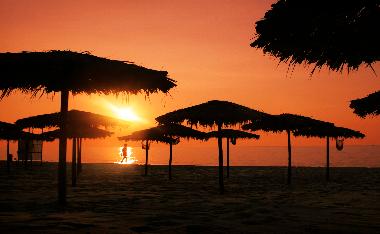 Plage pr�s de la villa (couch� de soleil)