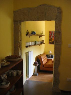 Vue du sjour. Cadre en pierre