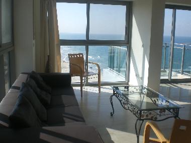 salon spacieux avec vue plongeante sur la mer dans residence