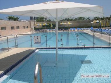 grande piscine decouverte, ideal pour court sejours en famille