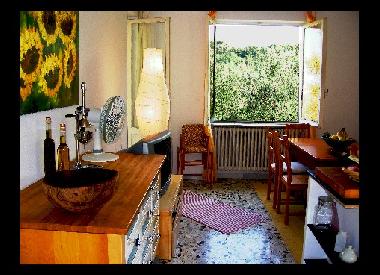 Le coin de manger sont atteaches  la cuisine et au balcon