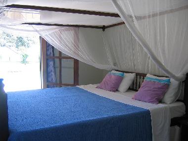 La chambre lila, donnant sur la terrasse de la piscine