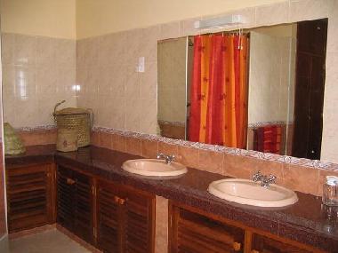 La salle de bain compl�te de la mastersbedroom, finition granite