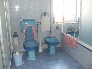 SALLE DE BAINS DU 2EME ETAGE avec  Baignoire/Bidet/WC
