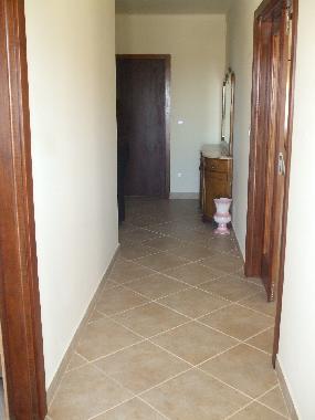 COULOIR 1ER ETAGE AVEC CUISINE A GAUCHE / SALLON A DROITE, SDB  ET CHAMBRE 1 AU FOND