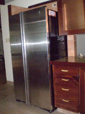 a���s au frigo am�ri�ain dans la �uisine