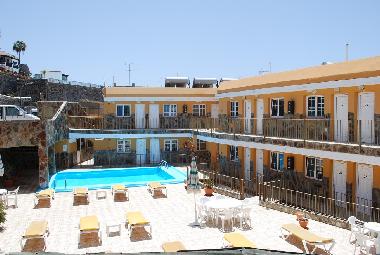 Solarium et piscine