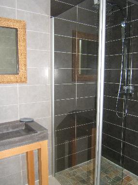 La salle de bain RDC attenante � la chambre