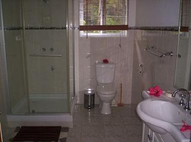 Salle de bains spacieuse