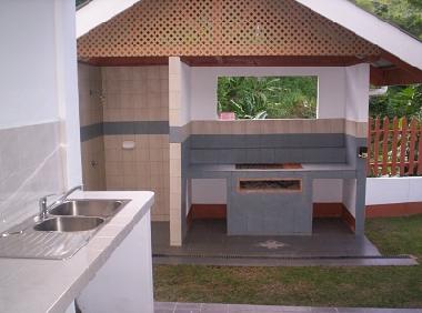 Barbecue et douche ext�rieure, tr�s utile apr�s l