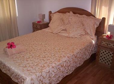Une autre chambre avec grand lit double - armoire a ventil�