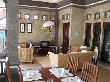 salon ouvert sur la piscine