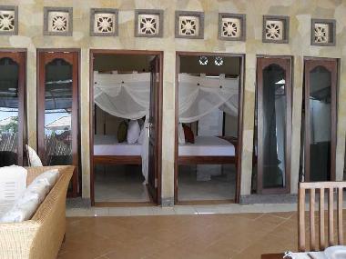 Chambres climatisee et  lits sont equipes de moustiquaires