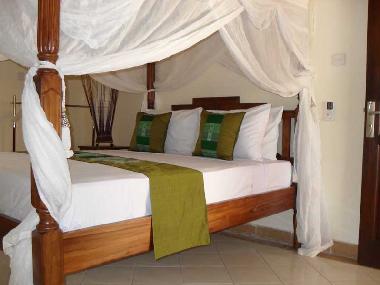 lit baldaquin avec moustiquaire