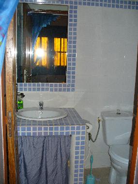 SDB avec douche, chauffe eau, toujours courant et eau