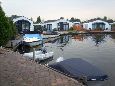 Bateau �/en/au Lemmer (Friesland)ou appartement ou maison de vacances