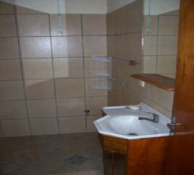 La grande douche dans la salle de bain moderne