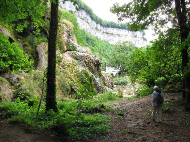 ...ou sous les roches de Baume-les-Messieurs