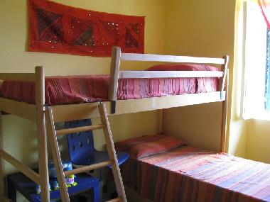 Petit chambre  lit surpos. Vue panoramique. 