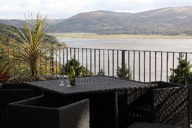 Wine & dine on the terrace