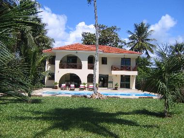 La villa entour�e de cocotiers et fleurs exotiques!