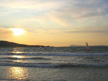 Activit� da glisse au cr�puscule devant la maison